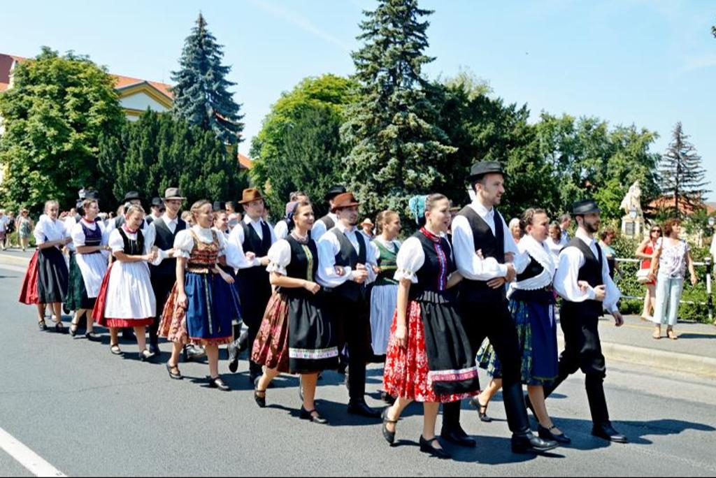 Szent Anna napi lovasnapok Tncos-zens felvonuls
