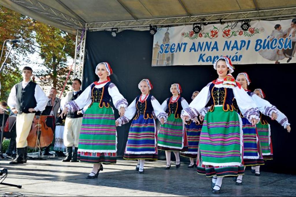 Szent Anna napi lovasnapok Glyalbasok, nptncosok bemutatja a Vrrokban