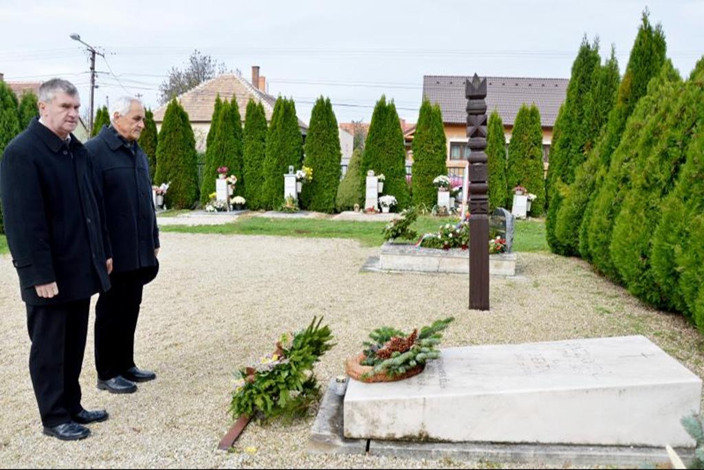 nkormnyzati koszorzs a kapuvri temetben